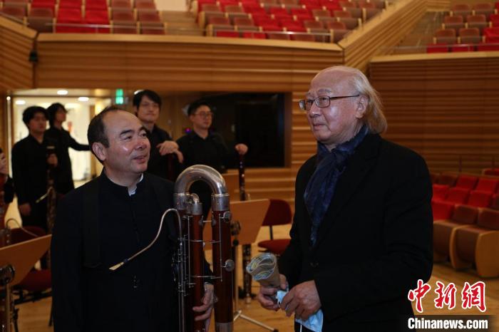 指挥家陈燮阳认为，中西合璧的演出应登上世界舞台，让西方观众更了解中国历史和中华文化。　关耳 摄