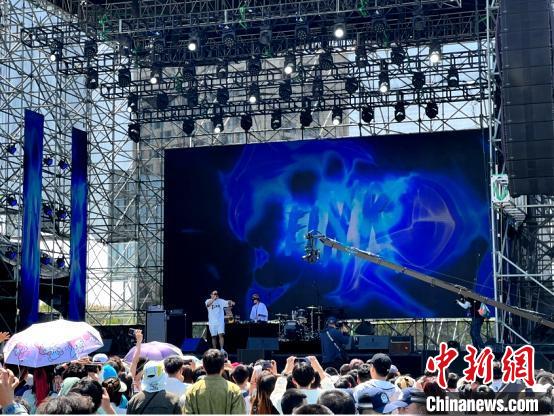 2023新疆草莓音乐节开幕打造“音乐+新消费”业态