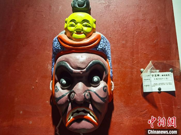 贵州傩面具女雕刻师：刀尖上展示千古神韵