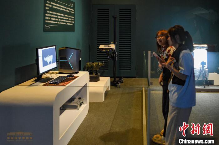 “数说犀尊”展现场呈现的高精度三维数据采集 中国国家博物馆供图