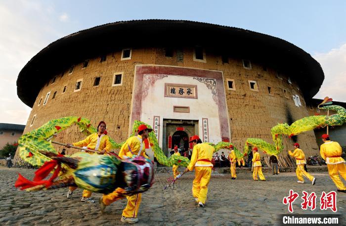 土楼人家欢庆福建土楼列入《世界遗产名录》。　 温学元 摄