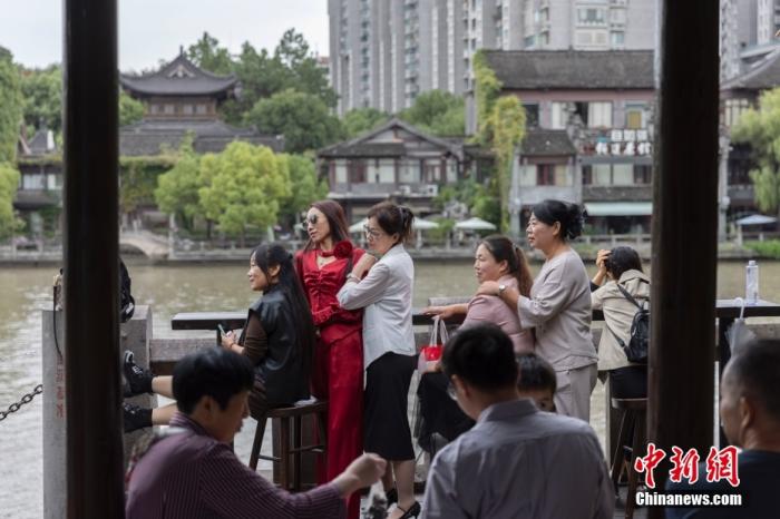 10月6日，浙江杭州，游客在京杭大运河南端的拱宸桥附近拍摄照片。 <a target='_blank'  data-cke-saved-href='/' href='/'>中新社</a>记者泱波摄