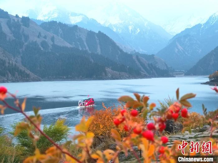 新疆天山天池风景区秋色宜人。<a target='_blank'  data-cke-saved-href='/' href='/' >中新网</a>记者王小军摄